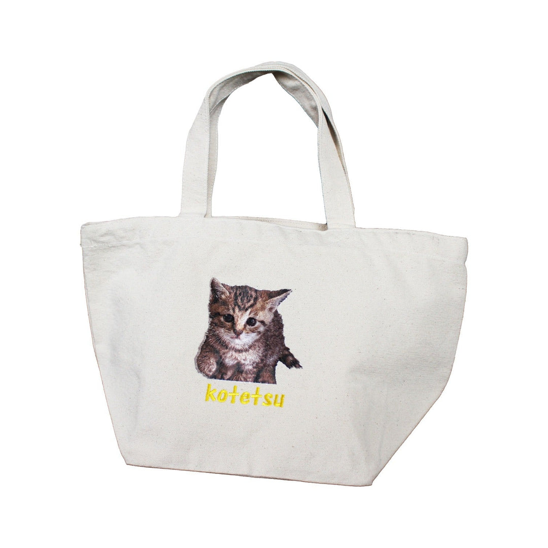 愛犬・愛猫の写真から制作するオーダーメイド刺繍トートバッグ。バッグカラー・サイズ・刺繍サイズを自由に選べるので、普段使いはもちろん、お出かけやギフトにもおすすめです。大切なうちの子を、いつでも身近に感じられる一点をお作りします。