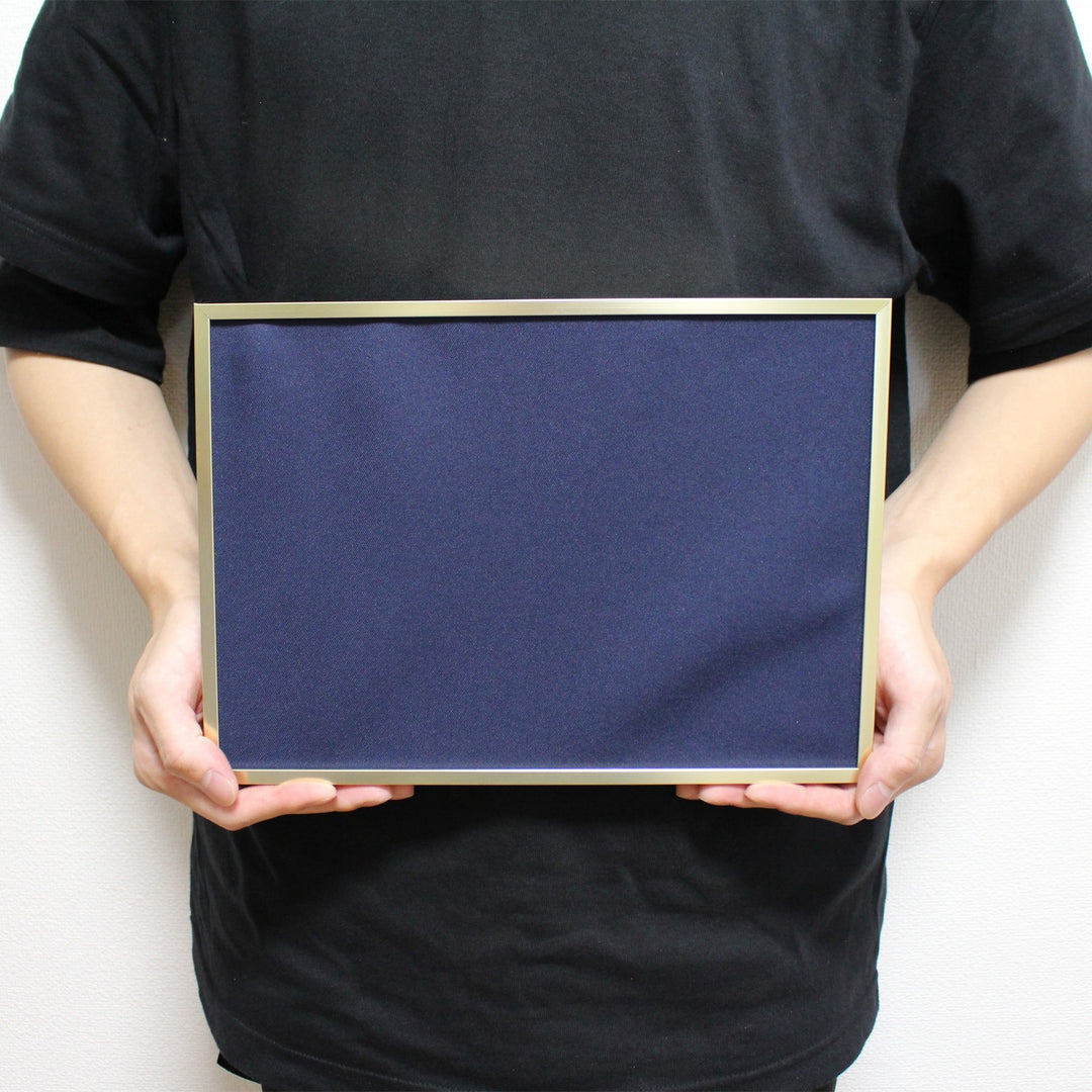 A4サイズ（約17cm×27cm）の刺繍作品を飾る際のサイズ感です。存在感がありながら飾りやすい大きさで、リビングや玄関、デスクなどさまざまな場所でお楽しみいただけます。