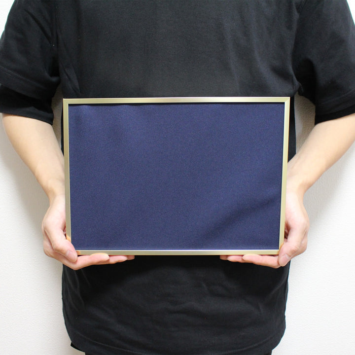 A4サイズ（約17cm×27cm）の刺繍作品を飾る際のサイズ感です。存在感がありながら飾りやすい大きさで、リビングや玄関、デスクなどさまざまな場所でお楽しみいただけます。
