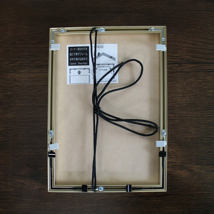 付属のひもを使って壁に飾れる、壁掛け専用仕様です。大切な刺繍作品をすっきりと美しく飾ることができ、お部屋のインテリアとしてお楽しみいただけます。